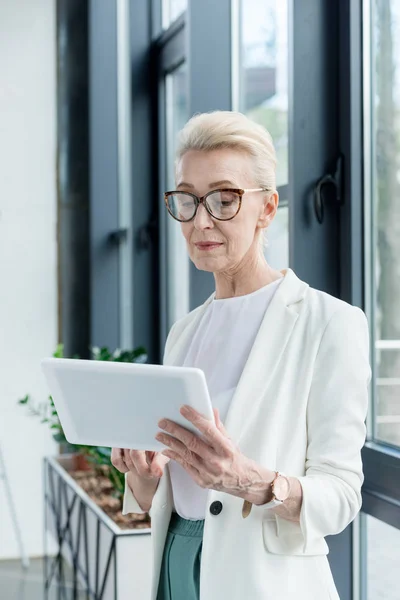 Attractive Senior Businesswoman Eyeglasses Using Digital Tablet — Free Stock Photo