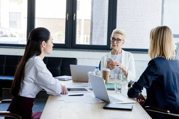 Hermosas Empresarias Con Computadoras Portátiles Teléfonos Inteligentes Reunión Oficina —  Fotos de Stock