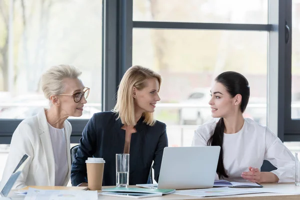 Schöne Geschäftsfrauen Schauen Sich Bei Treffen Büro — Stockfoto