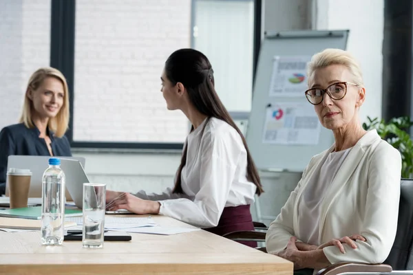 Attractive Businesswomen Sitting Table Meeting Office — Free Stock Photo