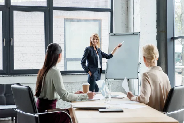 Beautiful Businesswoman Presenting Project Colleagues Meeting Office — Stock Photo, Image