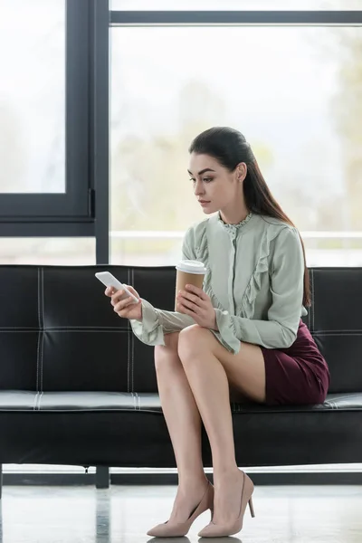 Hermosa Empresaria Sosteniendo Teléfono Inteligente Café Para Oficina — Foto de stock gratuita