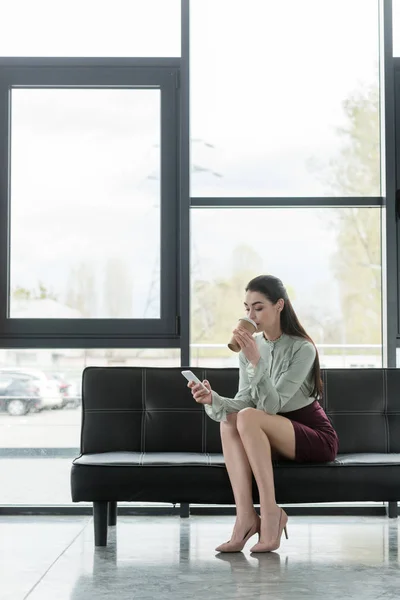 Schöne Geschäftsfrau Hält Smartphone Der Hand Und Trinkt Kaffee Ins — Stockfoto