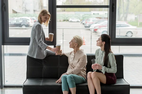 Schöne Geschäftsfrauen Mit Kaffee Pappbechern Während Der Kaffeepause Büro — kostenloses Stockfoto