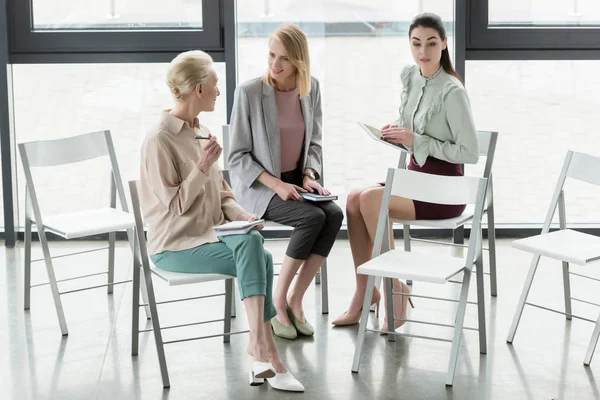 Empresarias Profesionales Sentadas Sillas Hablando Oficina — Foto de Stock