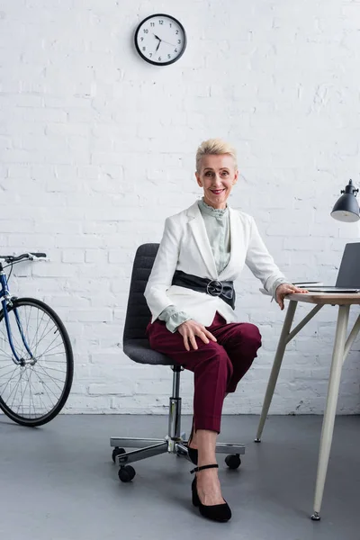 Elegante Mujer Negocios Senior Con Portátil Oficina Moderna — Foto de stock gratuita