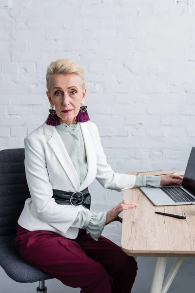 Elegante Mujer Negocios Senior Traje Blanco Con Portátil Oficina Moderna — Foto de stock gratis