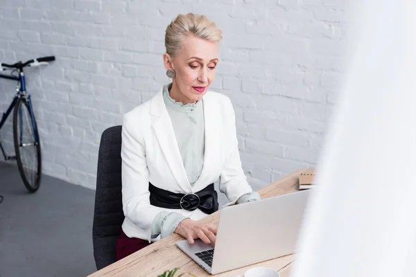 Elegante Seniorin Arbeitet Büro Mit Laptop — Stockfoto