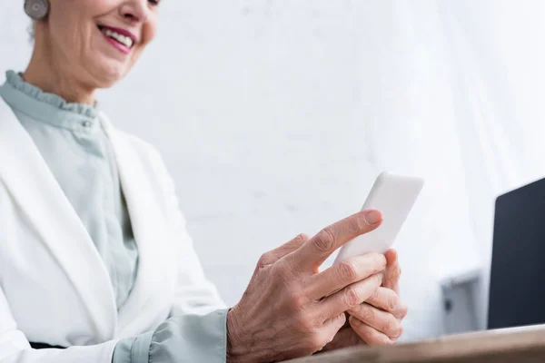 Vista Recortada Sonriente Mujer Negocios Senior Utilizando Teléfono Inteligente — Foto de stock gratuita