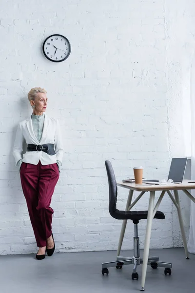 Elegante Seniorin Posiert Der Nähe Ihres Arbeitsplatzes Mit Laptop Und — Stockfoto