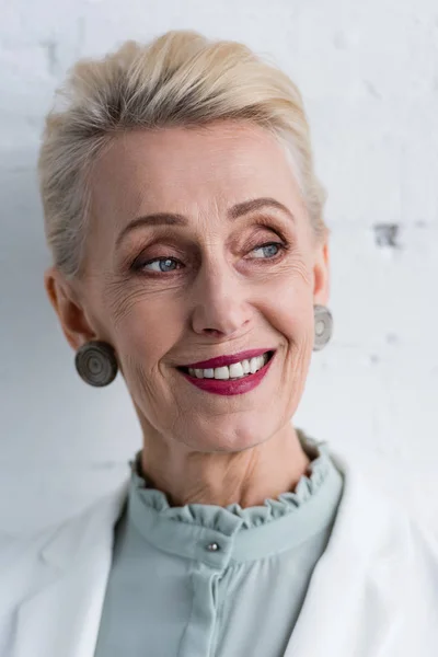 Portrét Usměvavá Starší Stylové Podnikatelka — Stock fotografie