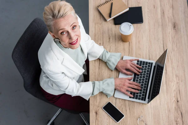 Overhead View Dari Wanita Bisnis Elegan Bekerja Dengan Laptop Kantor — Foto Stok Gratis