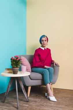 güzel zarif kadın vintage tarzı odaya koltukta oturan kıdemli