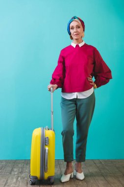 kadın kıdemli turizm seyahat çantası ile