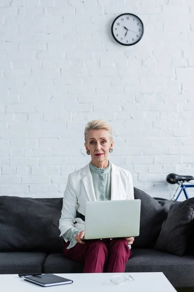 Stylish Senior Businesswoman Using Laptop Modern Office — Free Stock Photo