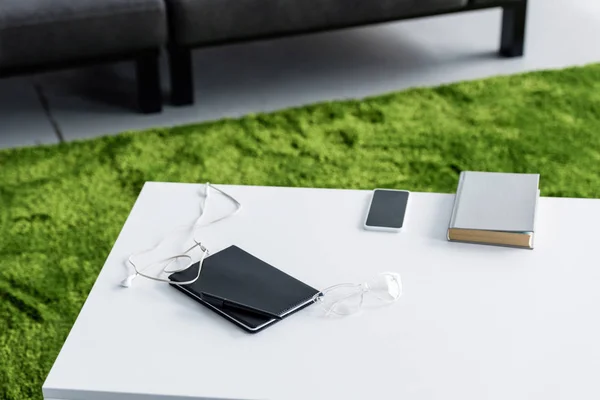 Book Smartphone Digital Tablet Earphones White Table — Free Stock Photo