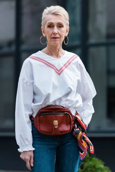 Fashionabla Senior Kvinna Trendig Outfit Poserar Med Bälte Väska — Stockfoto