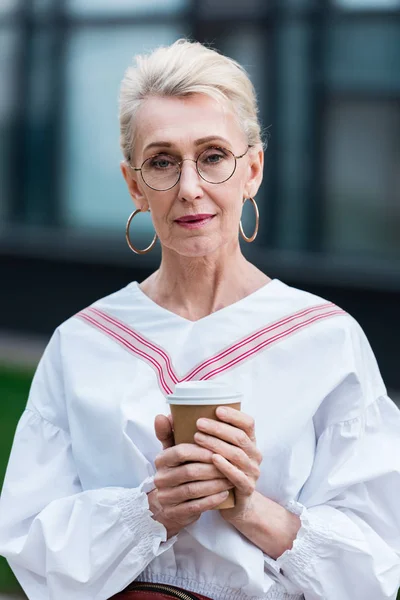 Привлекательная Стильная Пожилая Женщина Модных Очках Держит Кофе Вынос — Бесплатное стоковое фото