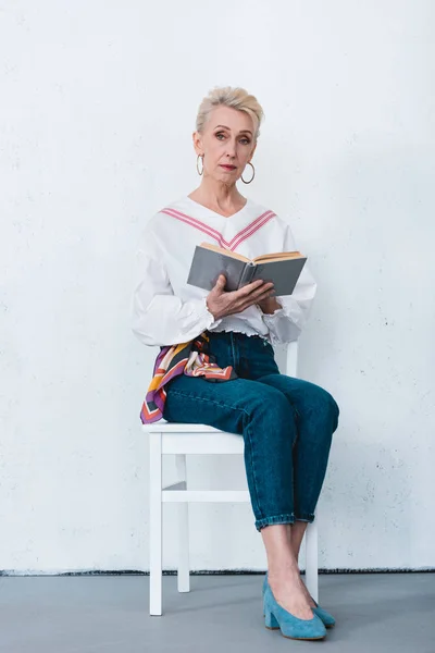 Senior Woman Sitting Chair Reading Book — Stock Photo, Image