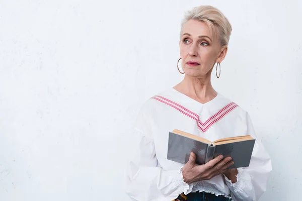Schöne Stilvolle Seniorin Mit Buch Isoliert Auf Weiß — Stockfoto