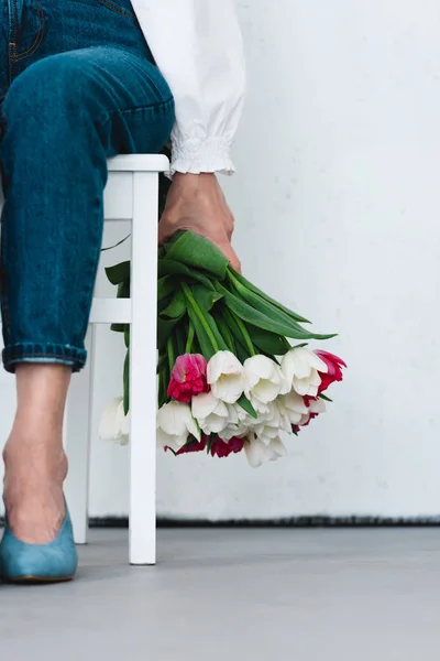 Rendah Bagian Dari Wanita Memegang Karangan Bunga Tulip — Foto Stok Gratis