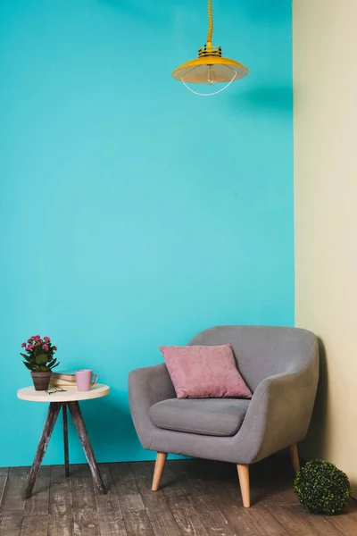 植物とビンテージ スタイルの部屋で枕を肘掛け椅子テーブル — ストック写真