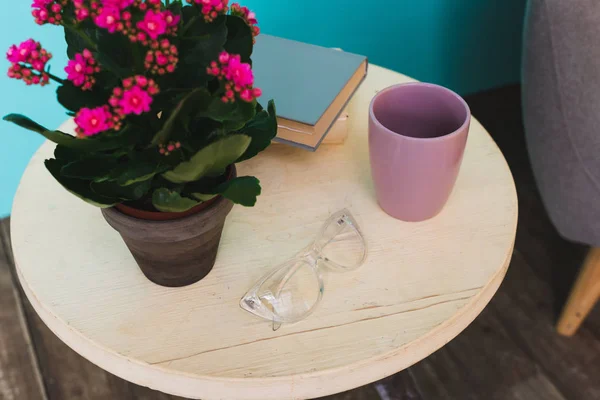 Close Van Bloemen Pot Kopje Koffie Boeken Brillen Tafel — Stockfoto