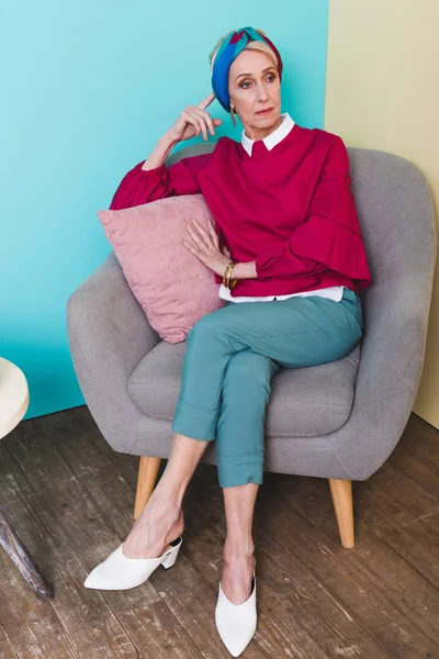 Hermosa Mujer Mayor Sentada Sillón Con Almohada — Foto de stock gratis