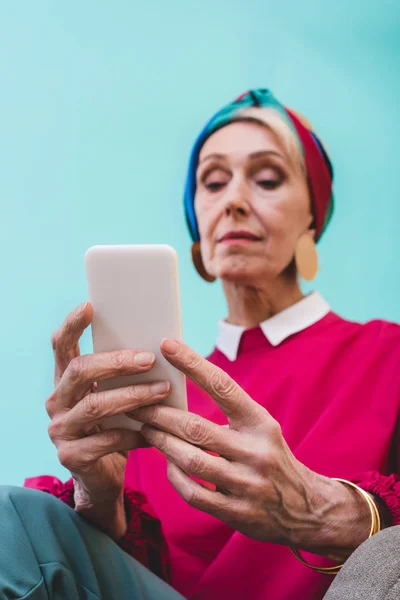 Селективный Фокус Пожилой Женщины Помощью Смартфона — Бесплатное стоковое фото