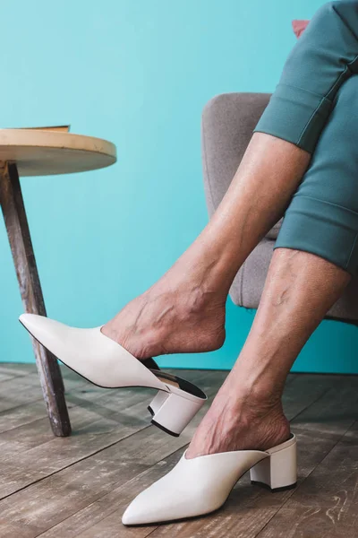 Visão Seção Baixa Mulher Idosa Sapatos Brancos — Fotografia de Stock