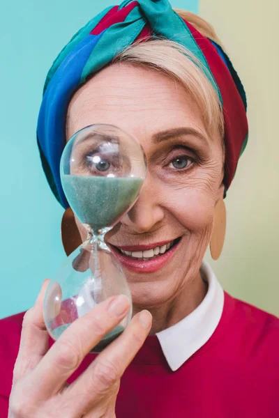 Красива Усміхнена Старша Жінка Позує Пісочним Годинником — стокове фото