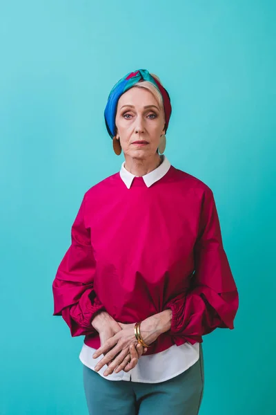 Schöne Seniorin Retro Stil Posiert Isoliert Auf Türkis — Stockfoto