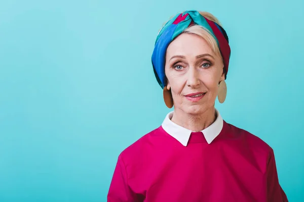 Porträt Einer Stilvollen Schönen Seniorin Isoliert Auf Blauem Grund — Stockfoto