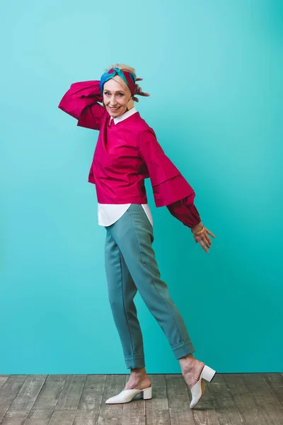 Beautiful Grey Hair Woman Posing Room Turquoise Wall — Free Stock Photo