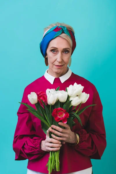 Aantrekkelijke Senior Vrouw Met Boeket Tulpen Geïsoleerd Turquoise — Gratis stockfoto