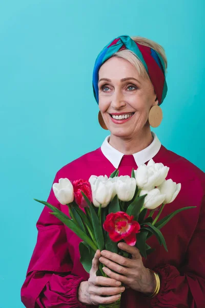 Ελκυστική Χαμογελώντας Ανώτερων Γυναίκα Μπουκέτο Από Λουλούδια Άνοιξη Απομονώνονται Τυρκουάζ — Δωρεάν Φωτογραφία