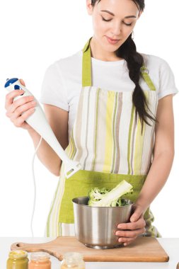 tencerede brokoli ile El blender masada elinde olan kadın 