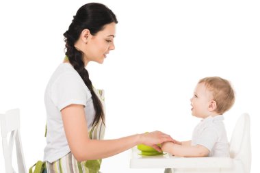 Beyaz arka plan üzerinde yan görünüm elele bebek çocuk sandalyesi anne izole 