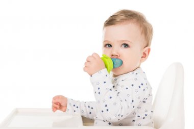küçük çocuk sandalyesi beyaz arka plan üzerinde izole oturan bebek emziği ile 