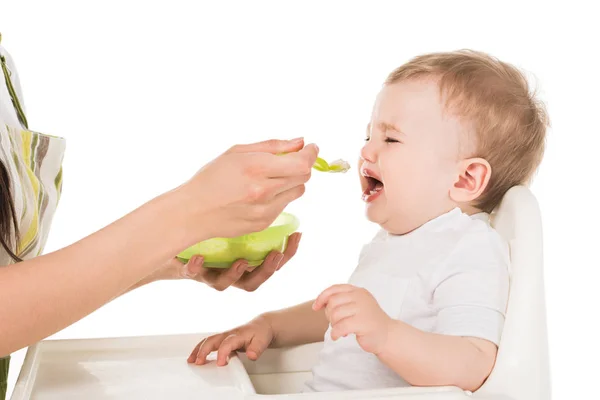 Imagen Recortada Madre Delantal Alimentando Bebé Llorón Silla Alta Aislado — Foto de Stock