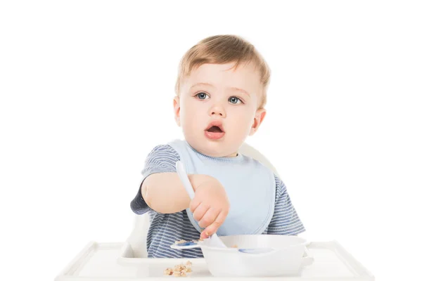 Adorabile Bambino Bavaglino Seduto Seggiolone Mangiare Cucchiaio Isolato Sfondo Bianco — Foto Stock