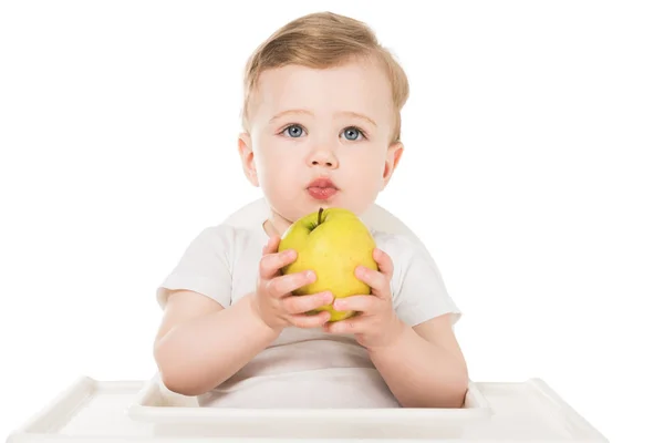 Baby Pojke Håller Apple Och Sitter Barnstol Isolerad Vit Bakgrund — Stockfoto