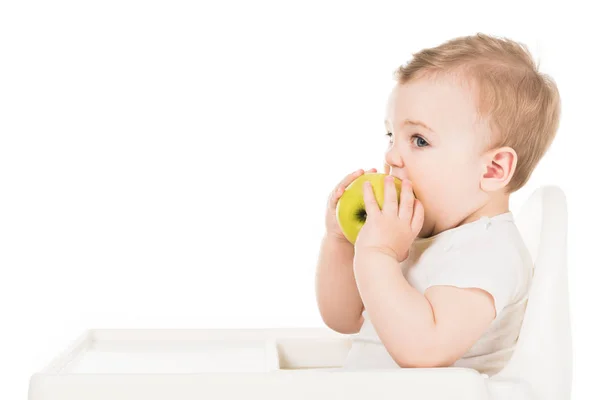 Kleiner Junge Isst Apfel Hochstuhl Isoliert Auf Weißem Hintergrund — Stockfoto