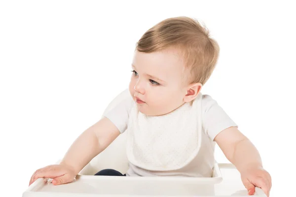 Schattig Babyjongen Bib Zit Kinderstoel Geïsoleerd Witte Achtergrond — Stockfoto