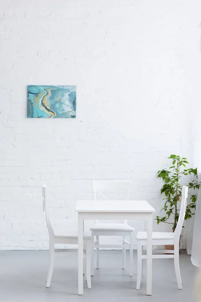 Lege Tabel Lichte Gezellig Appartement Met Abstracte Schilderkunst Muur — Stockfoto