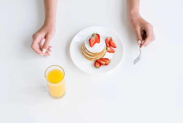 Împușcat Femeie Suc Portocale Clătite Căpșuni Pentru Micul Dejun — Fotografie, imagine de stoc