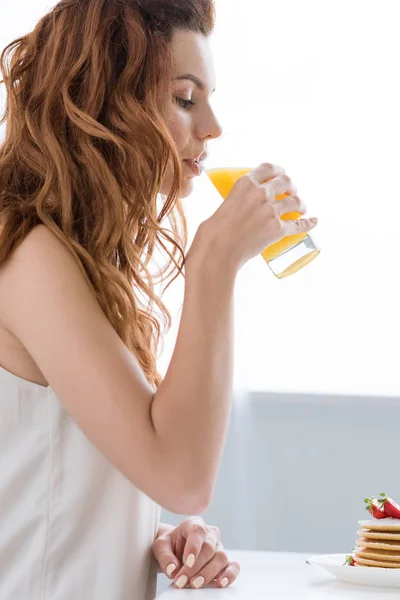 Sidovy Vacker Ung Kvinna Dricka Apelsinjuice Hemma — Stockfoto