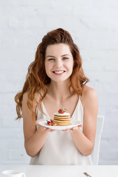 Hermosa Mujer Joven Sosteniendo Deliciosos Panqueques Plato Mirando Cámara — Foto de Stock