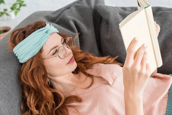 Красива Молода Жінка Читає Книгу Розслабляючись Дивані Вдома — стокове фото