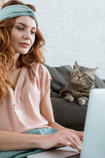 Piękna Młoda Kobieta Praca Laptopa Siedząc Pobliżu Jej Pręgowany Kot — Zdjęcie stockowe